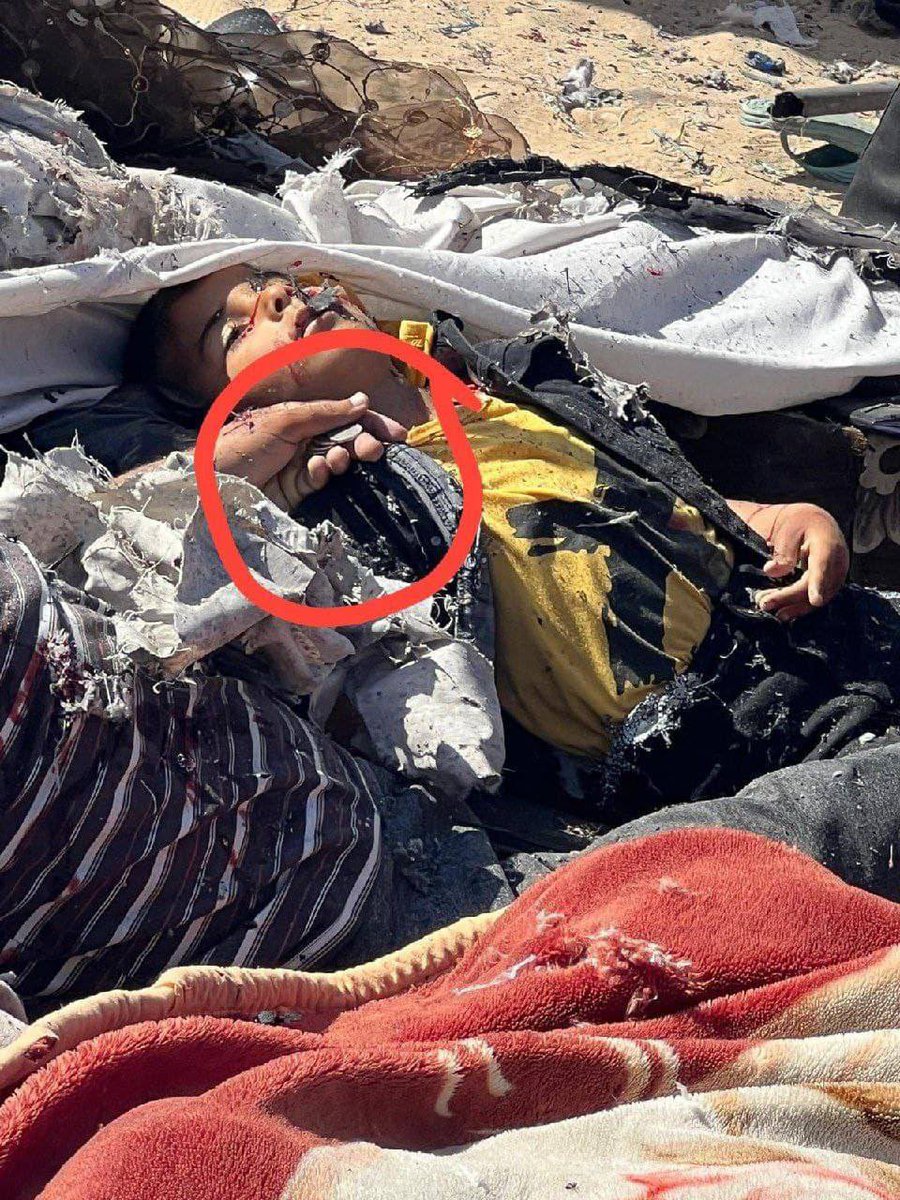 WarMonitors's tweet photo. ⚡️Children wearing Eid clothes and their father holding Eid money to distribute to them.

An entire family was killed when Israeli warplanes bombed a tent housing displaced people west of Khan Yunis, in the southern Gaza Strip. https://t.co/HHfhll20Gi