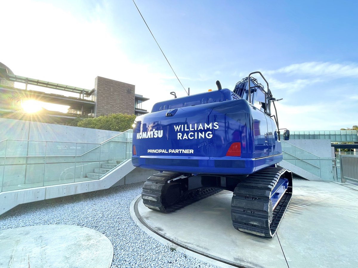 jEtseszogxy_ss0's tweet photo. Williamsカラーの重機（アルボンのサイン入り！）を大阪工場まで見にきたよ！！！！

やばい、かっこいい…
やっと生で見れた🥹💙 https://t.co/t5W01ZYaqp