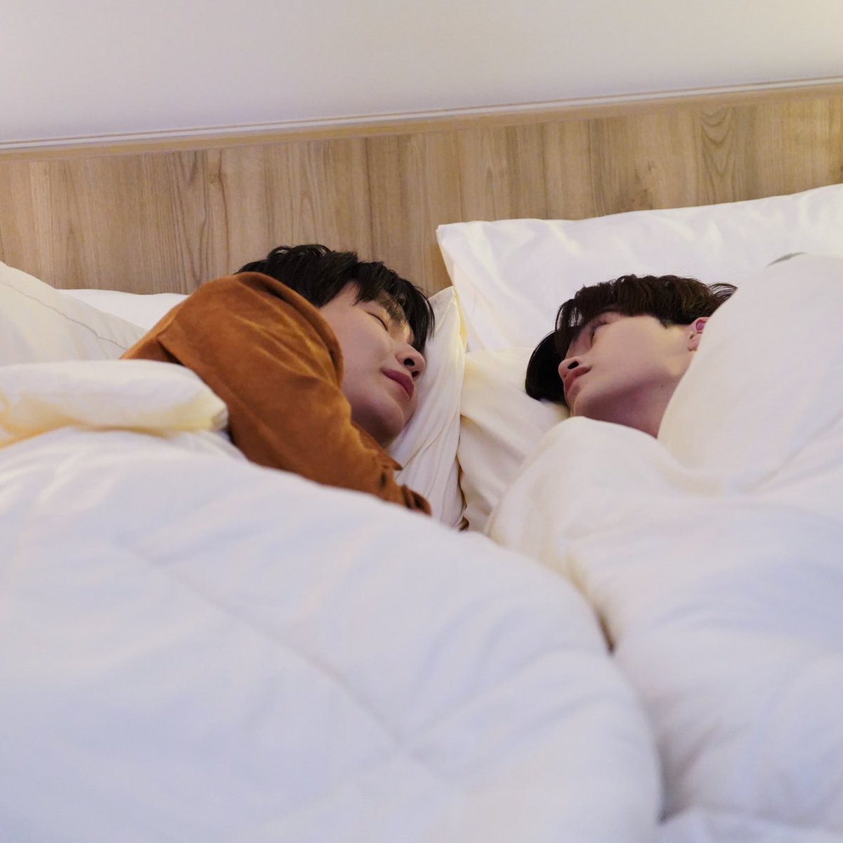 พอมานั่งคิดๆน้องไวน์นับเป็นรักแรกของพี่ไฟฟ้ามั้ย เพราะพี่ไฟฟ้าก็ไม่เคยมีแฟนมาเลยหนิ คือถ้าเป็นรักแรกจริงๆ พี่ไฟฟ้าคือคนที่เก่งมากๆที่ทำให้รักแรกเป็นรักที่สมบูรณ์โดยไม่ต้องกังวลอะไรเลย เพราะน้องไวน์มั่นใจได้เลยว่าคนๆนี้จะรักเราในแบบที่เราเป็นที่สุดโดยไม่ต้องกลัวอะไรเลยชั้นจะร้อง😭