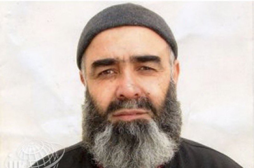 avkapanan3's tweet photo. Soldaki bir kişiyi öldürmekten müebbet almış Hizbullah hükümlüsü. Bugün özel af ile serbest bırakıldı. Bayramda ailesiyle.

Sağdaki Berkay. Yatarı bile olmayan suç iddiasıyla cezaevinde. Sınavlarına az kaldı. Bayramda dört duvar arasında.

Yazıklar olsun. https://t.co/7XlLua4BKw