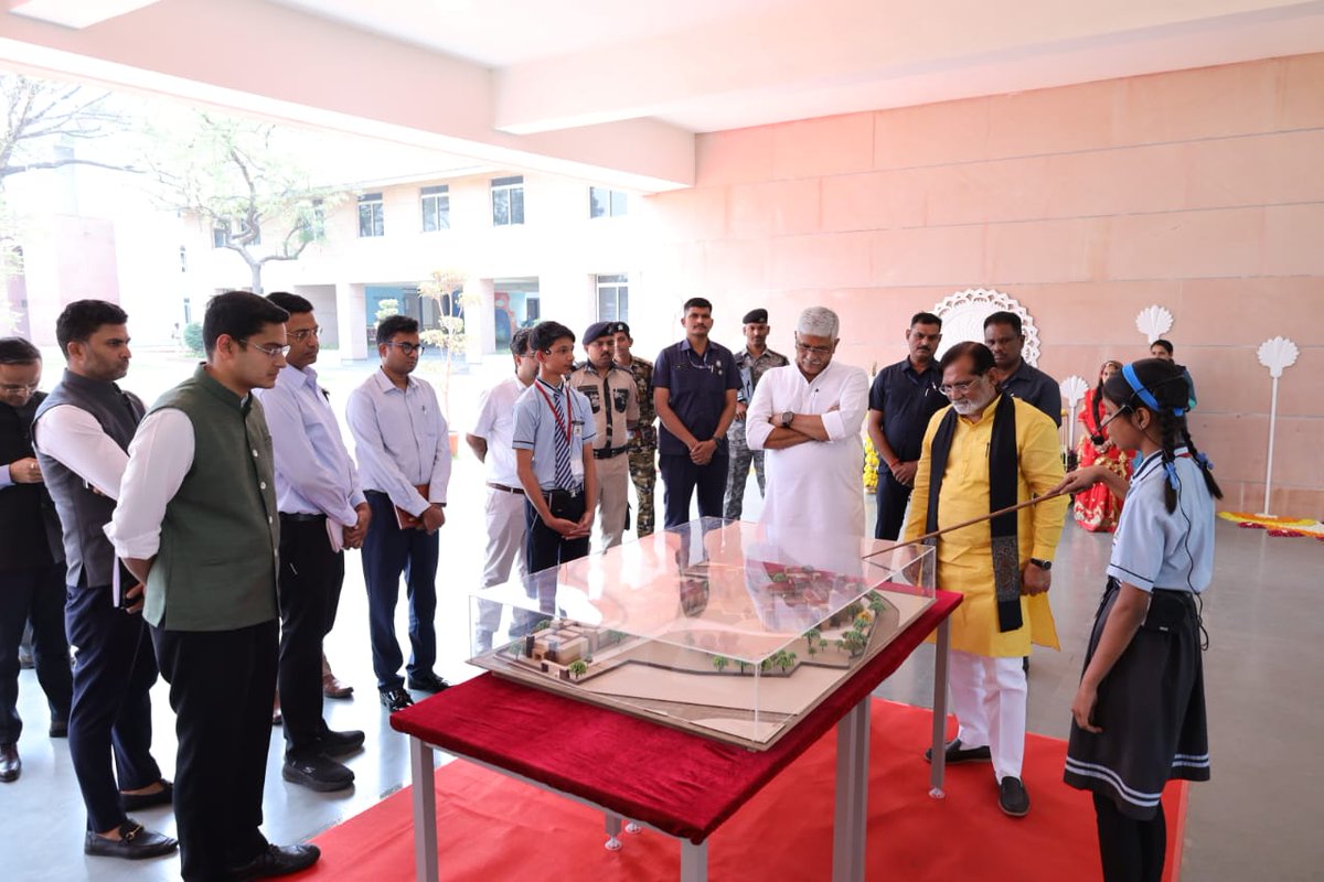 gssjodhpur's tweet photo. सिल्वासा का स्वामी विवेकानंद विद्या मंदिर: शैक्षणिक प्रबंध का बेजोड़ उदाहरण  यह 12000 विद्यार्थियों के साथ, भारत में सर्वाधिक छात्र संख्या का स्कूल है। विद्यार्थियों ने ही मुझे स्कूल का पूरा अवलोकन कराया और प्रबंध की जानकारी दी। उनका आत्मविश्वास देखने लायक था। 

यहां सुगढ़ व्यवस्था है और स्मार्ट क्लासेस भी। निश्चित ही इसके संचालन की प्रक्रिया अनुकरण योग्य है।