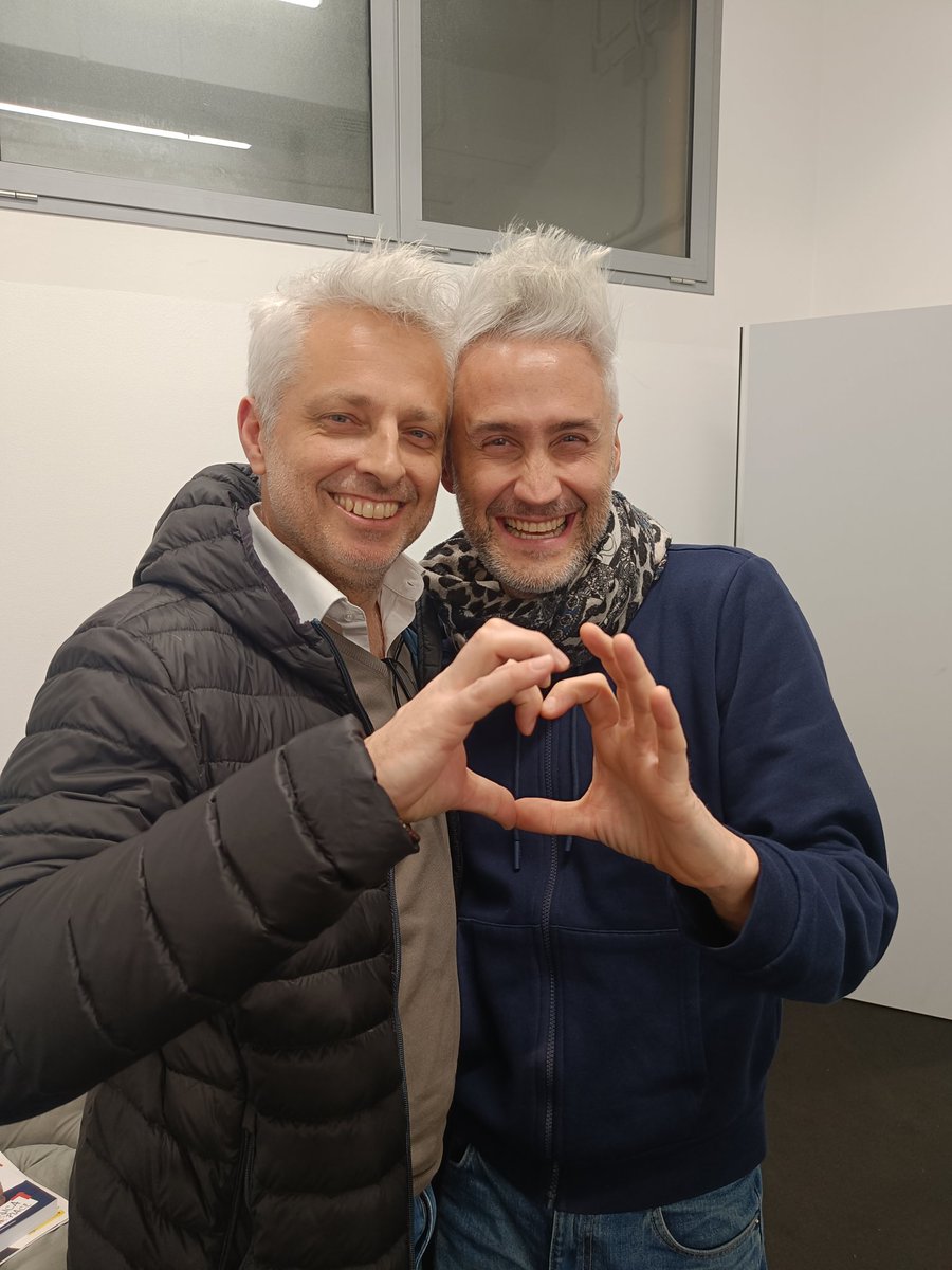 Eh niente, alla fine i suoi capelli sono cresciuti più dei miei. Con l'amico Vincenzo prima della sua bellissima Lezione di fisica Show.
#lafisicachecipiace