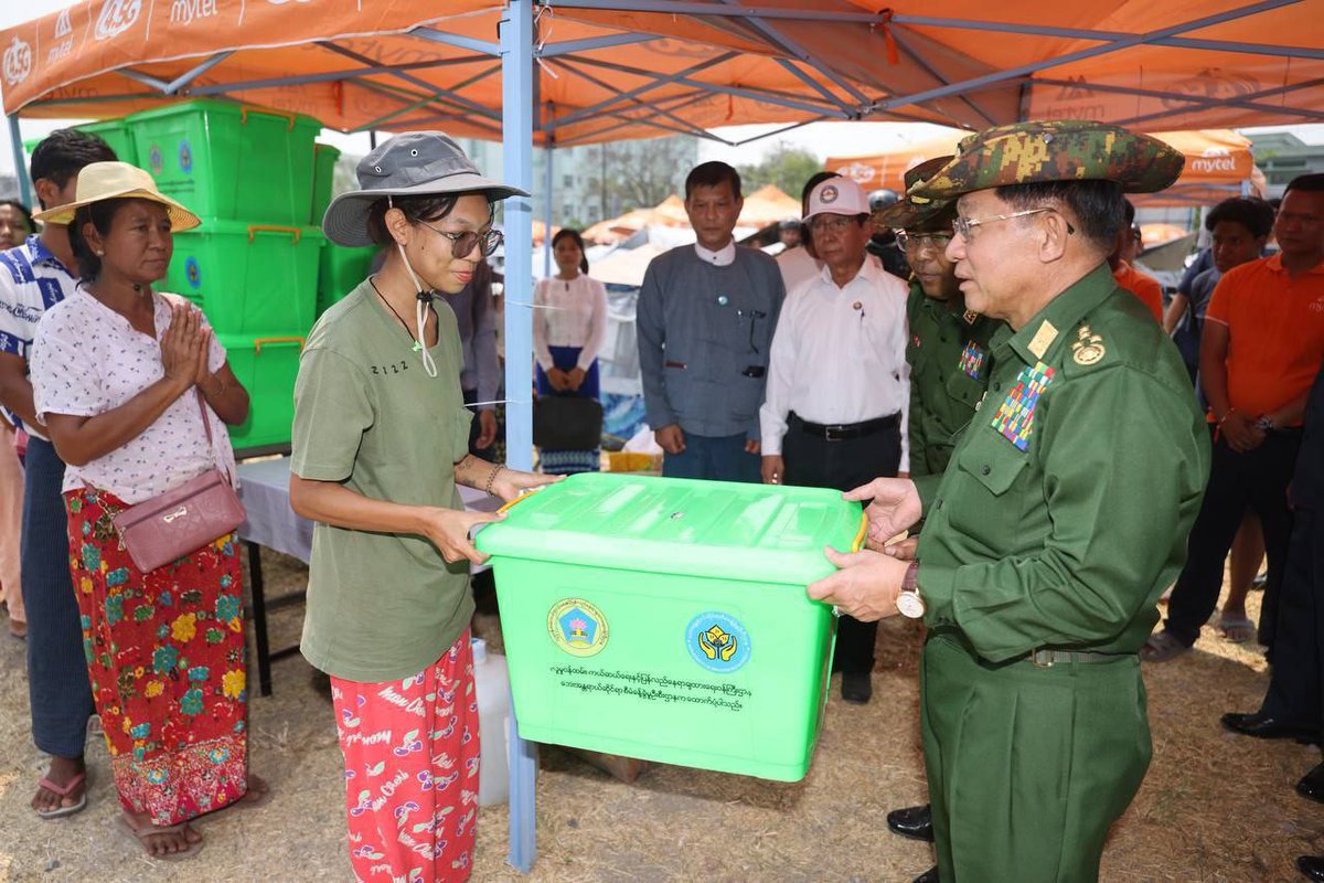 msthetzaw's tweet photo. "On the third day after the earthquake, the Chairman of the SAC personally provided relief supplies to those affected, ensuring urgent assistance reached the victims. #MyanmarEarthquake #MyanmarDisasterRelief #MyanmarFactCheck https://t.co/eyrxqz4aE6