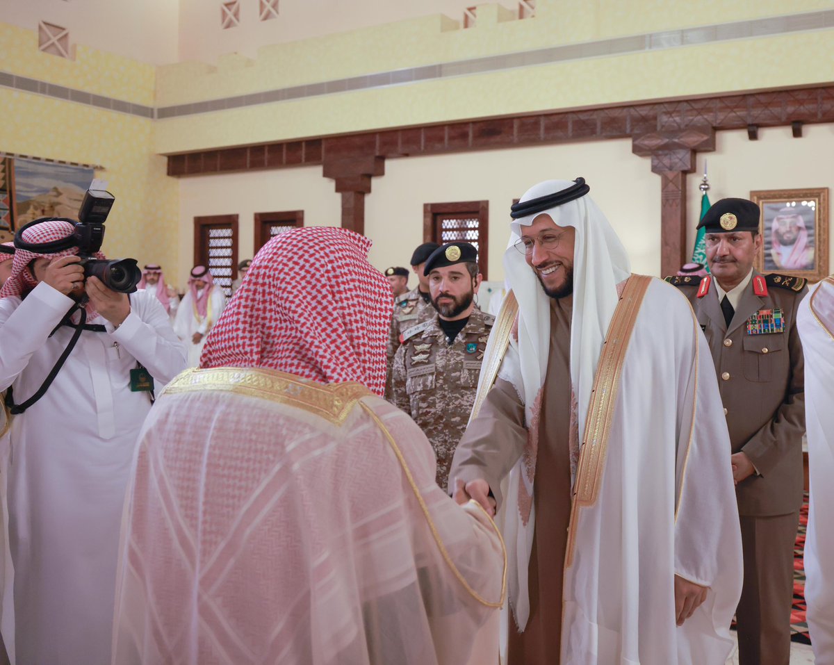 PKBSBS's tweet photo. الأمير #خالد_بن_سطام يتقدم صباح اليوم جموع المصلين لأداء صلاة عيد الفطر المبارك في جامع الملك فيصل بأبها، ثم استقبل سموه المهنئين بهذه المناسبة في الصالة الملكية بالخالدية. https://t.co/hgEgWvz9Z2