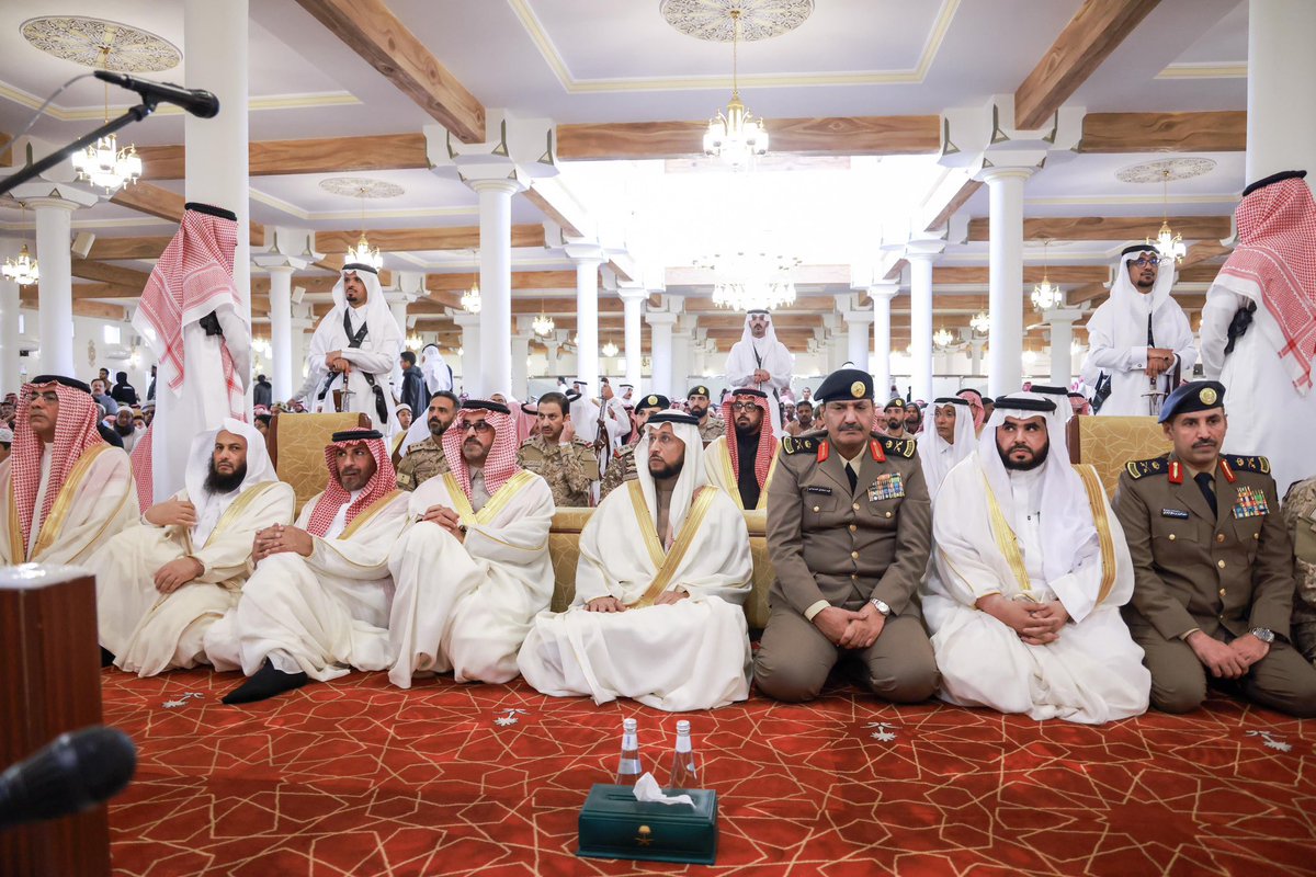 PKBSBS's tweet photo. الأمير #خالد_بن_سطام يتقدم صباح اليوم جموع المصلين لأداء صلاة عيد الفطر المبارك في جامع الملك فيصل بأبها، ثم استقبل سموه المهنئين بهذه المناسبة في الصالة الملكية بالخالدية. https://t.co/hgEgWvz9Z2