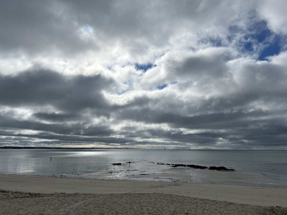 Les nuages devraient disparaître n l’après midi. À marée basse #capCoz Un bon bol d’air frais 🤩🤩🤩 et très agréable. Bon dimanche 🤩😎 #bretagne #finistere #bzh