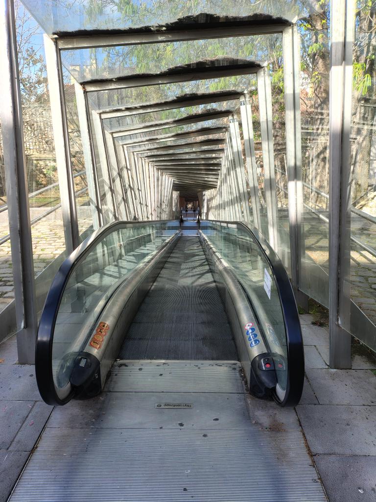 Klasiko bat!
Ez dabil eskailera mekaniko bakar bat ere.
Alde Zaharrean denez, ez dio inori inporta.