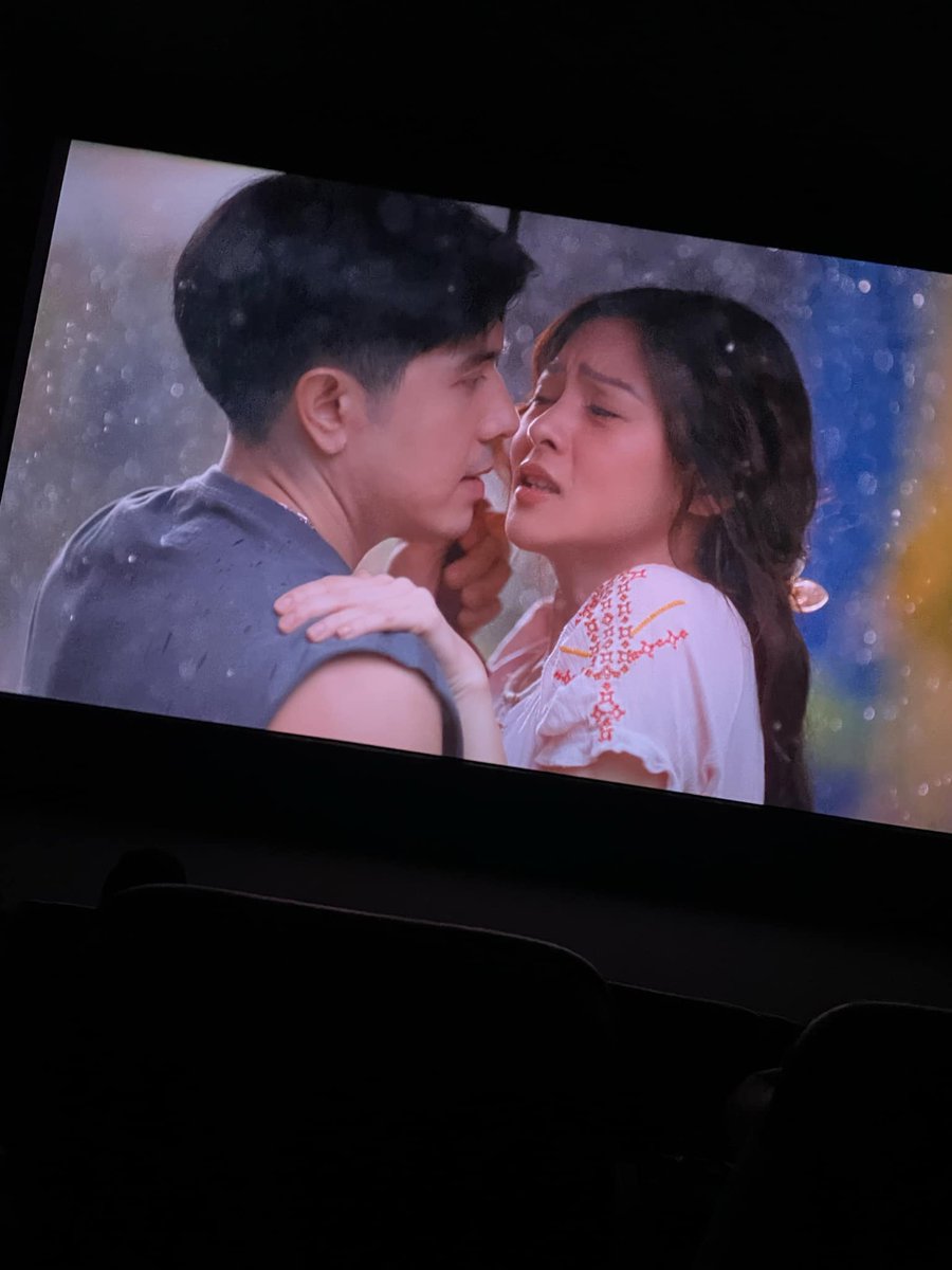 PinkNaTxtx's tweet photo. To Kim: I am your silent fan mula pumasok ka sa PBB. I'm proud to say this is your best movie. Ramdam ko yung fear and pain ni Sari😭. Best Actress @prinsesachinita

To Paulo: I saw Jolo not Paulo, iba ka dito🙌 @mepauloavelino 

#MyLoveWillMakeYouDisappear @StarCinema https://t.co/hazdlHlbCm