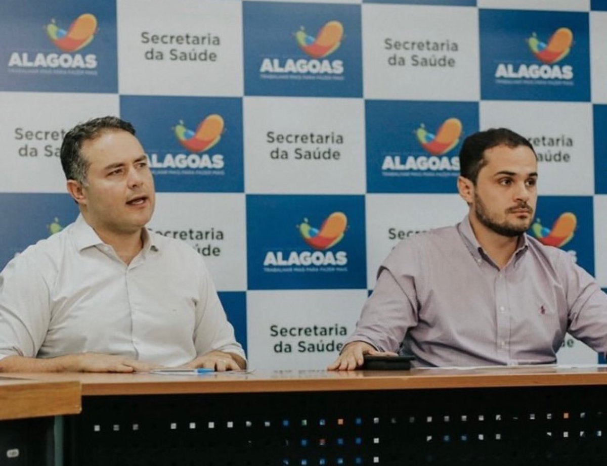 AlexandreAyresc's tweet photo. Foto do fim de MARÇO DE 2020.

Os casos de COVID se multiplicavam numa velocidade assustadora e, aqui em Alagoas, tínhamos um agravante que poucos conheciam. 

O nosso estado, e principalmente Maceió, tinha e ainda tem uma das maiores densidades demográficas do país, ou seja, temos mais gente convivendo num menor espaço territorial do que em outros estados. 

Isso era um prato cheio para o vírus da COVID19, dado a sua alta taxa de transmissibilidade. 

Acontece que, naquele momento, a nossa estrutura hospitalar se resumia ao HGE, HOSPITAL DA MULHER, em Maceió e HOSPITAL DO AGRESTE, em Arapiraca. 

 Se todos adoecessem ao mesmo tempo, a nossa rede hospitalar iria colapsar rapidamente e veríamos cenas terríveis de Alagoanos e Alagoanas morrendo em casa por falta de vagas em hospitais. 

Precisávamos agir rápido, tomar medidas duras e desagradáveis com intuito de diminuir a circulação de pessoas e por conseguinte, a circulação do vírus. 

Daí, surgiu a necessidade de fechamento temporário dos grandes espaços de circulação de pessoas: igrejas, shoppings, bares e restaurantes. 

Considero esse, um dos momentos mais difíceis da luta contra a COVID19, pq estávamos, de certa forma, interferindo no direito de ir e vir das pessoas. Essa decisão trouxe muita pressão da sociedade e algumas tentativas de politização das ações contra a pandemia. 

Havia muita desinformação! 

Em paralelo a tudo isso, nos reunimos com as construtoras responsáveis pela construção dos 4 hospitais de grande porte que estavam em obras: metropolitano, hospital regional do Norte, da mata e do alto sertão. Combinamos a antecipação das entregas, aceleramos as compras de todos os equipamentos necessários, para que a medida que estes fossem sendo entregues pudéssemos ir liberando as restrições de funcionamento do comércio. 

E deu tudo certo! 🙏

Hoje, olho pra trás e sinto orgulho do que fizemos, do quanto lutamos, da coragem que tivemos e da quantidade de vidas que salvamos. 

Desculpem o textão e um bom domingo pra vcs! ☺️😃