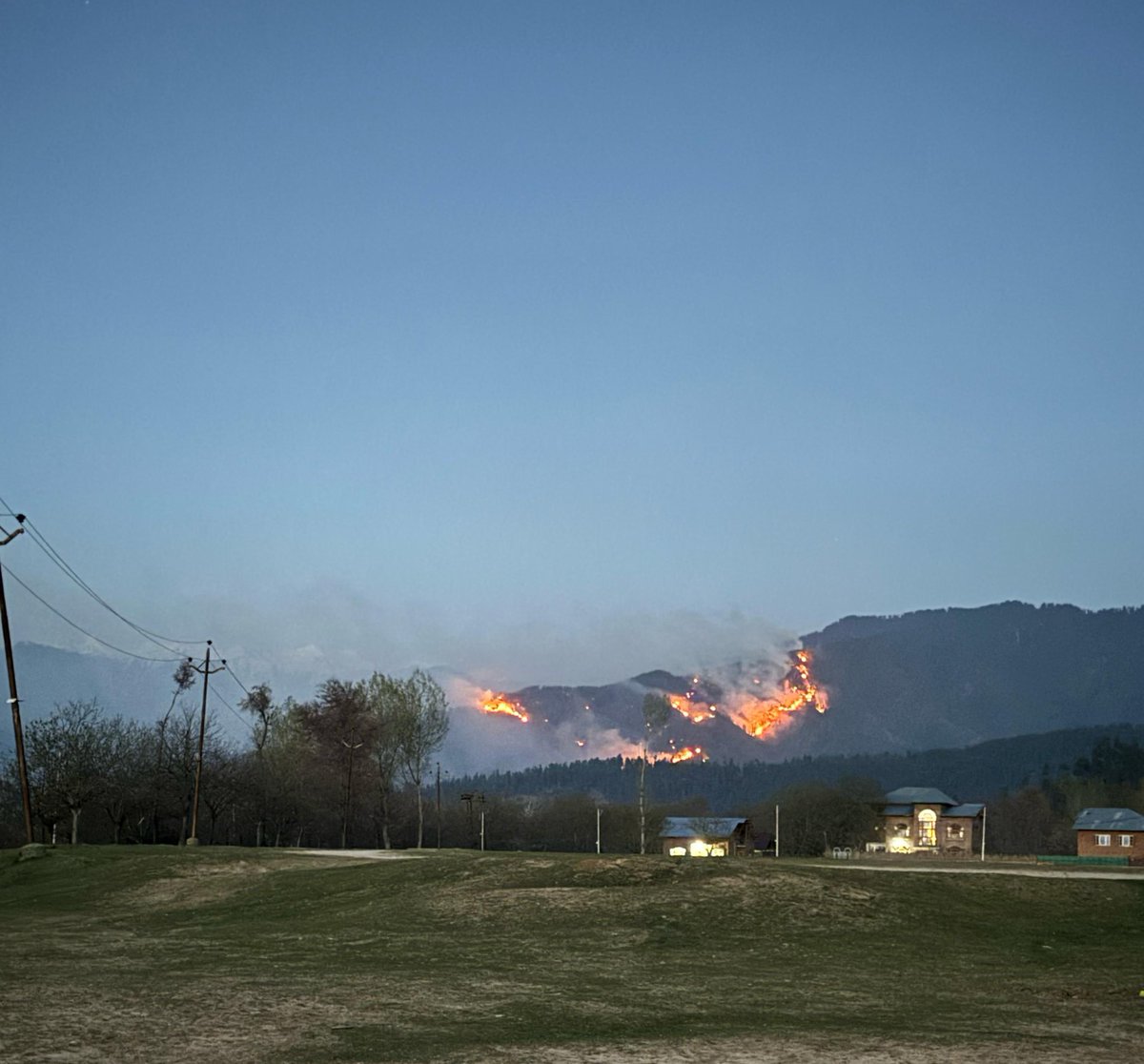 gulkhalidmohd's tweet photo. The raging forest fire in Shangas is terrifying! Flames have engulfed vast stretches of land, visible from Nowgam. Authorities must act immediately-further delay will be disastrous for the environment &amp; local communities. This is a crisis!
@AdvReyazkhan @DCAnantnag @OvaisKarni https://t.co/MPSk1xhb0L