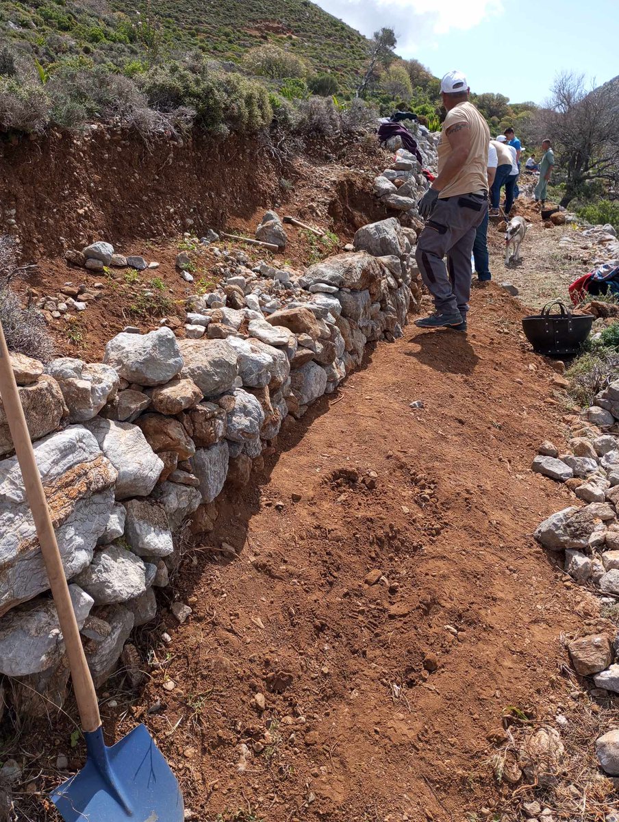 Ένα μεγάλο ευχαριστώ σε όσες και όσους συμμετείχαν στο 2ο Σχολείο Ξερολιθιάς!!! Εδώ είναι κάποιες φωτογραφίες που δείχνουν τη δουλειά μου κάναμε αυτές τις δύο μέρες για την αποκατάσταση του μονοπατιού μεταξύ Μεγάλου Χωριού και Άγιου Αντώνη. #ΠέτραΤήλος