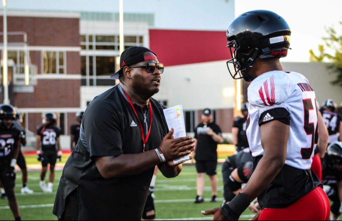 CoachMooreNIU's tweet image. Before you can change the player; you have to change the person. It’s a mindset, get them to believe, give them confidence and pour into your players what you expect out of them.  #SPRINGFORWARD 
#TheHardway | #TheRightway 
#TrenchMob | #HeatThemUp