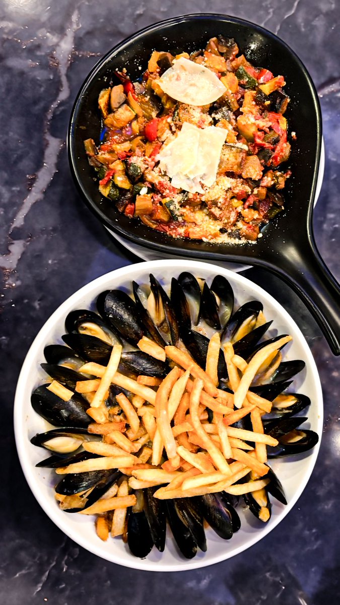 FleurPVD's tweet photo. Can’t decide on an appetizer? Grab a few small plates “for the table” 😉

Try our Parisian classics tonight: Ratatouille and Moules Frites! 

Enjoy simmered Julienne and root vegetables with pecorino cheese or our fresh, steamed mussels with fries!￼
🥕🌶️🧀 https://t.co/hgXQae2oez
