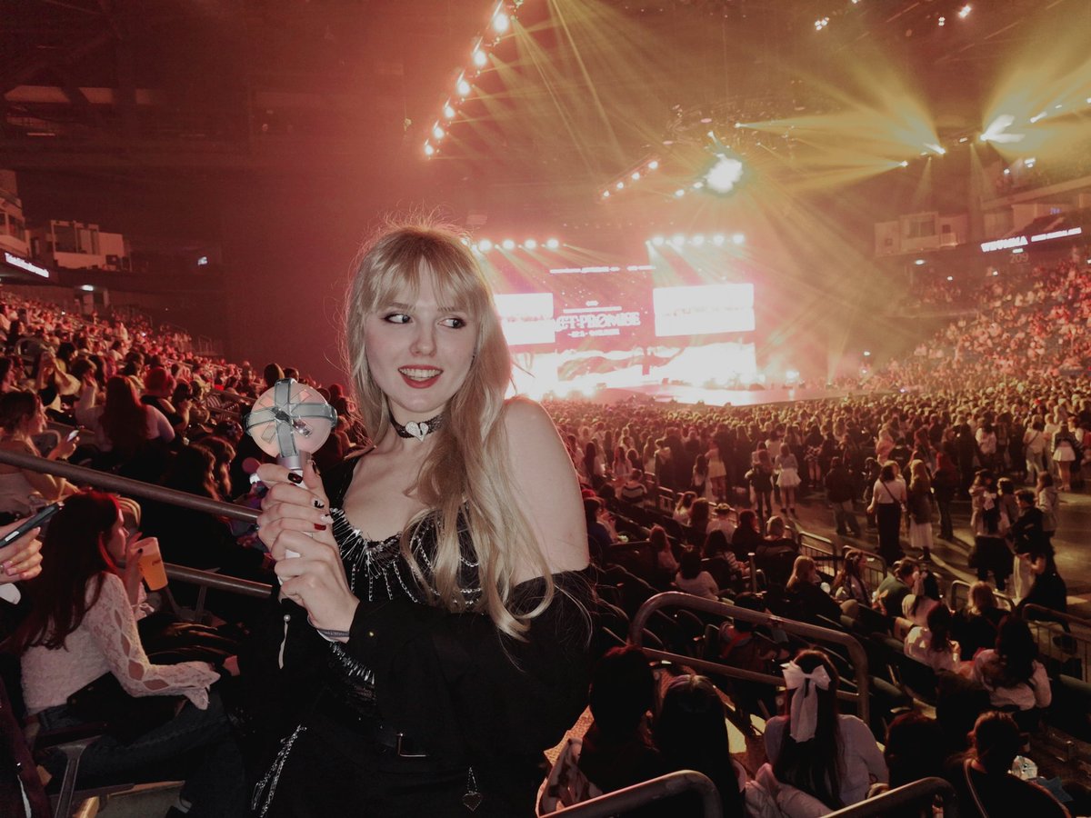 вриваюся сюди через довгий час щоб сказати що моя найзаповітніша мрія побувати на концерті тхт здійснилася♡
#TXTinBerlin