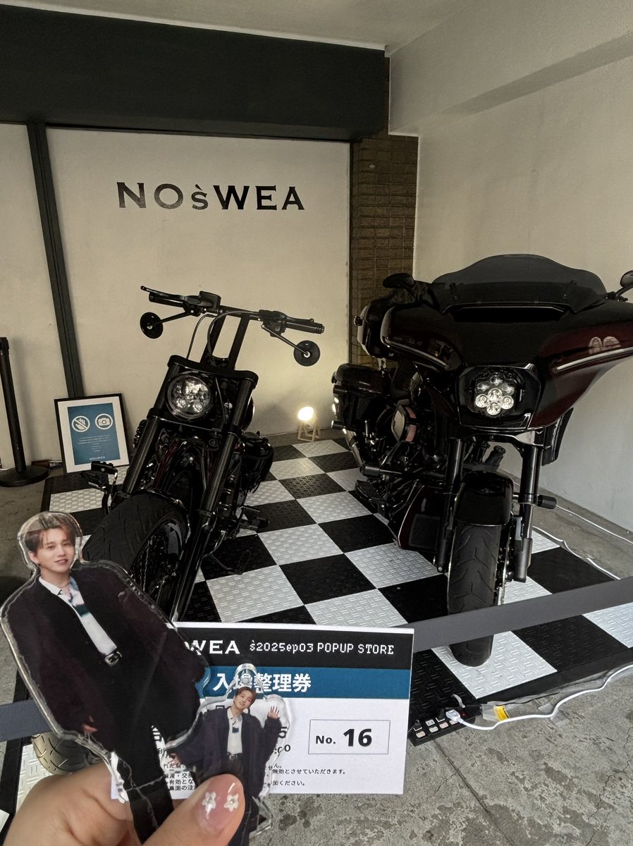 Da_iCE_EVIT's tweet photo. 2日間NOśWEA POPUPお邪魔しました!
想太くんのバイクは昼と夜でまた違う輝きがあり、あんなに近くで見れたことに感謝です🙏✨
たまたま花村店長にも遭遇でき嬉しかった🤭
NOśWEAの新作、デザインも実用性も素晴らしくて、使うの勿体無いといわず愛用します🫶🏻
#noswea #nosup #そたのバイク #花村想太 https://t.co/vOwrAMd4Sg
