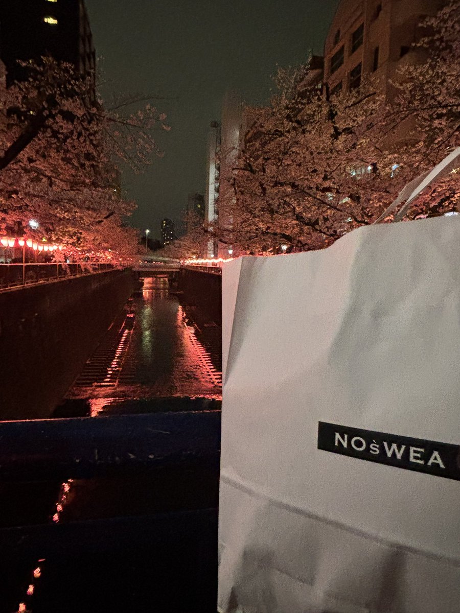 Da_iCE_EVIT's tweet photo. 2日間NOśWEA POPUPお邪魔しました!
想太くんのバイクは昼と夜でまた違う輝きがあり、あんなに近くで見れたことに感謝です🙏✨
たまたま花村店長にも遭遇でき嬉しかった🤭
NOśWEAの新作、デザインも実用性も素晴らしくて、使うの勿体無いといわず愛用します🫶🏻
#noswea #nosup #そたのバイク #花村想太 https://t.co/vOwrAMd4Sg