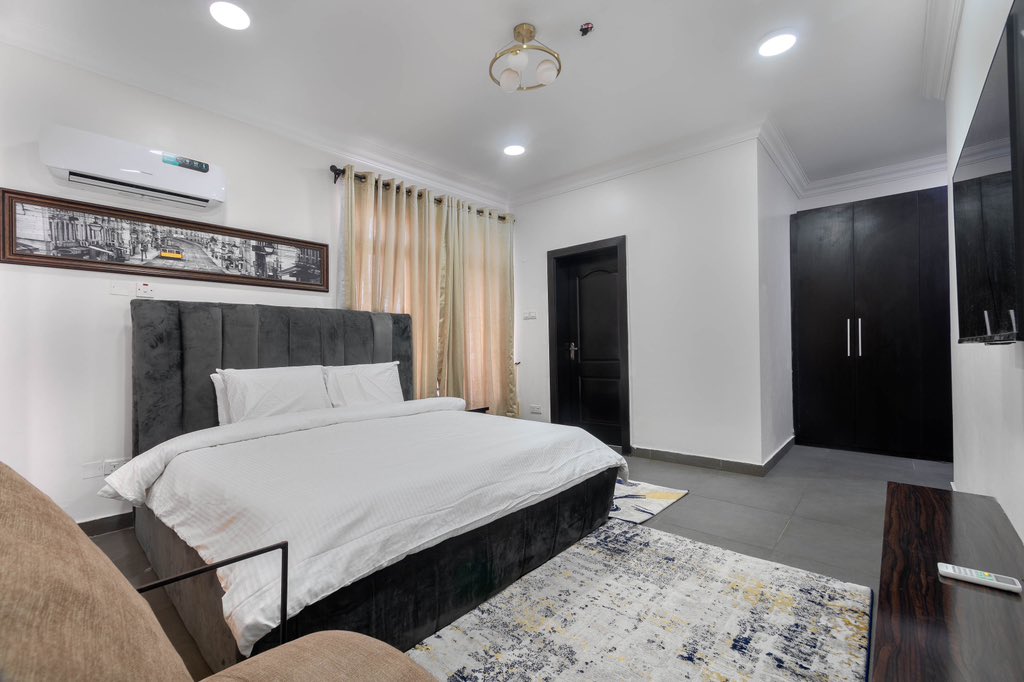 livinglagosng's tweet image. This apartment is calling your name… Are you answering? 👀💬
.
.
.
🛏️ 3 Bed 
🏡 The Orchard
🇳🇬 Oniru, Lagos.

#LivingLagosGroup #LivingLagosUK #shortletsinlagos #shortletapartment #airbnb #AirbnbHomes #shortletsng #ExploreHomes #BookNowLagos #explorepage