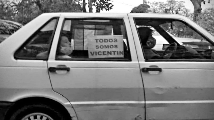 caidodelcatre2's tweet photo. Alguien supo el nombre o vio la cara del imbécil que andaba en el Duna creyendo ser Vicentin?
Digo porque es un espécimen que habría que pasear por las escuelas para que los chicos entiendan lo peligroso que puede ser el hecho de dejar que los medios te manipulen la opinión... https://t.co/3XZHyglM5d