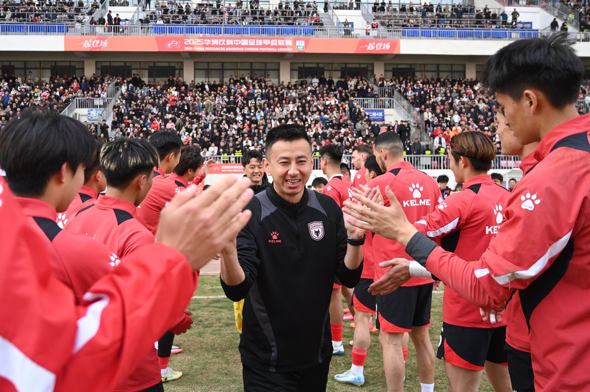 ShaanxiUnionFC's tweet photo. Before the match , the club held a retirement ceremony for former players Ma Xiaolei and Wen Shuo.#shaanxiunion #sufc  #陕西联合 https://t.co/E0iT1bg6mK