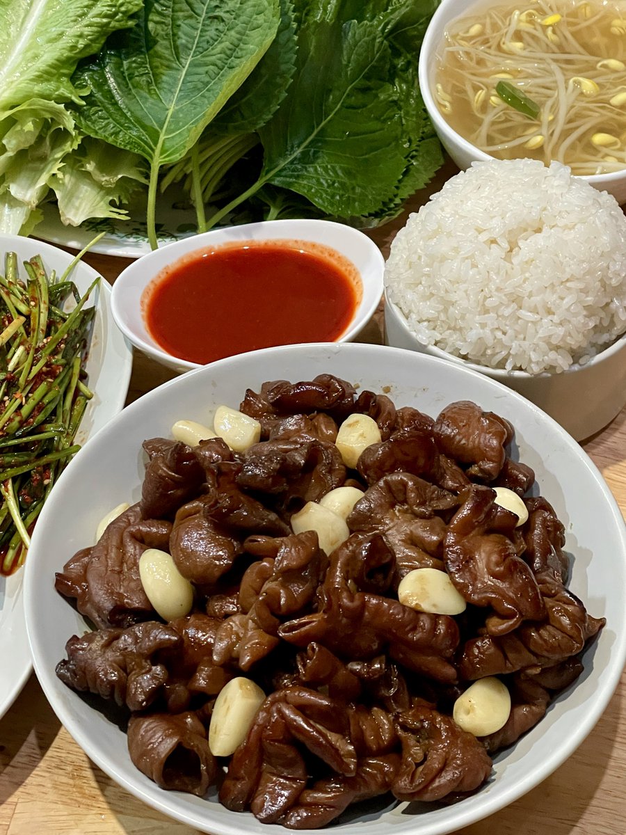 광주서울곱창 택배로 구매해서 먹어봤어요
잡내 하나도 안나고 쫄깃야들한 식감
어디서 먹어본듯한 단짠단짠 양념
무엇보다 훈연향 불향 정말 쥑여줘서
쌈채소 가득가득 싸먹어도 맛이 묻히지않아요
채소없이 단독으로 먹음 질릴수도 있는 맛인데
전 쌈싸먹는걸 너무좋아해서 행복했슴
재구매의사 999%