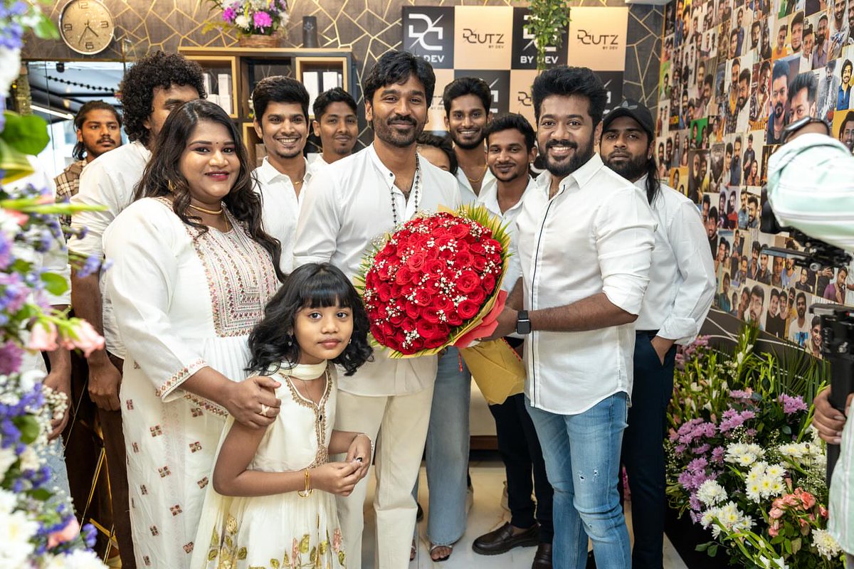GAnandOffl's tweet photo. Thalaivan #Dhanush Inaugurate #DcutzByDev The Latest Salon By Hairstylist Dev. A Must-visit For Trendsetters !! 

#Kuberaa | #IdlyKadai | @dhanushkraja https://t.co/NMnT6aMzpu