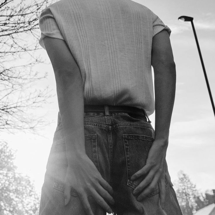 привет 🤍
- меня зовут айвелия/айви.
- моменты и мысли из жизни. 
- стараюсь создать здесь комфортную атмосферу для общения. 
- фандом: арми, стрей. не против мью с других фандомов, буду рада узнать что-то новое.
- меломан. иногда делюсь треками и мыслями о них.