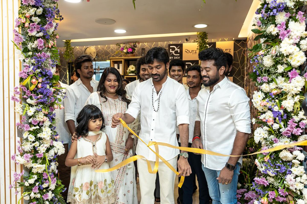 dhanushUHD_offl's tweet photo. Thalaivan #Dhanush Inaugurate #DcutzByDev The Latest Salon By Hairstylist Dev. A Must-visit For Trendsetters !! 

#Kuberaa | #IdlyKadai | @dhanushkraja https://t.co/hkkLhjRKck