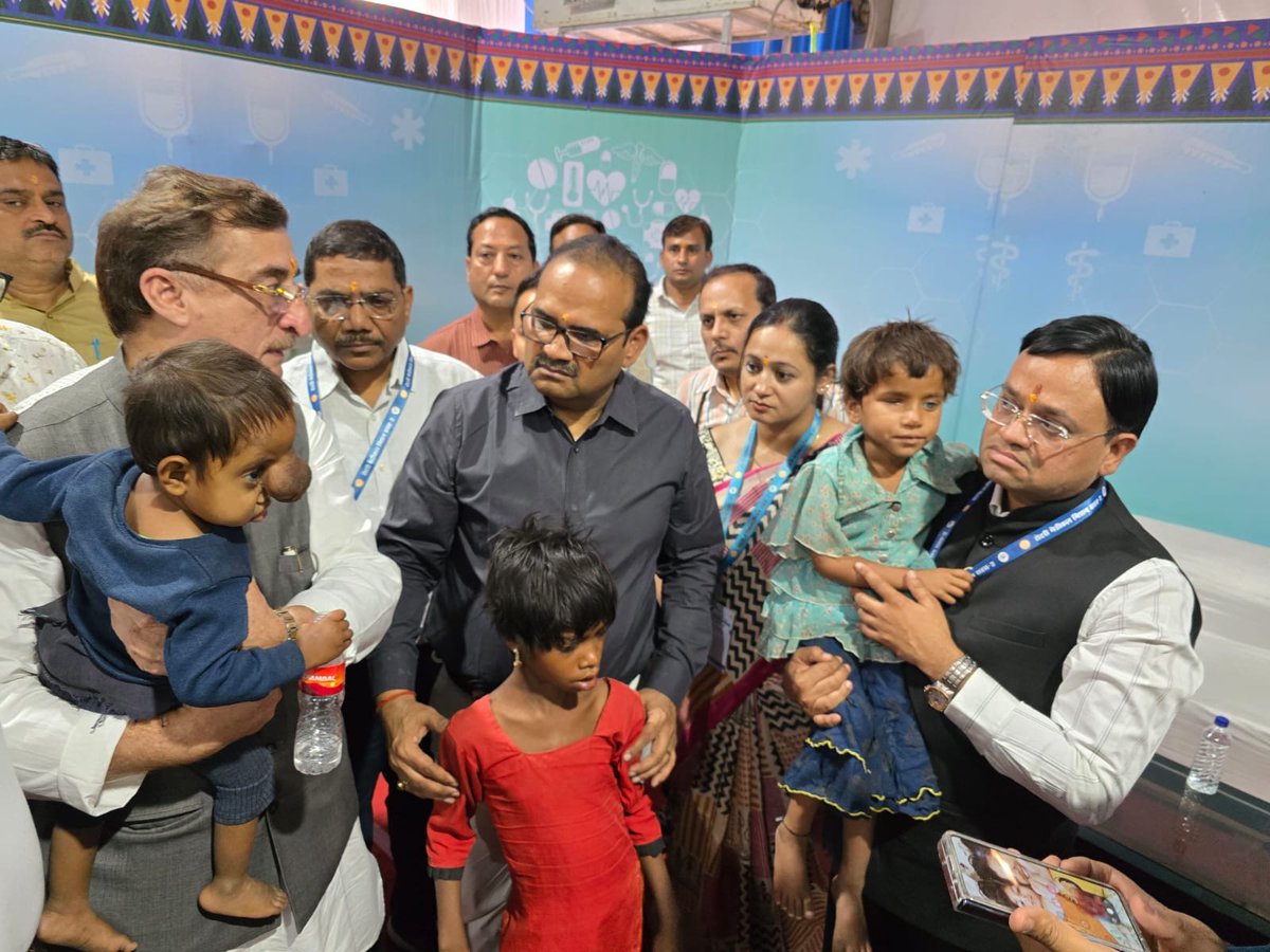 मुरैना रोटरी मेडिकल मिशन। छोटे बच्चो की तकलीफ़ देखकर दिल बैठ गया। मुंबई के सीनियर कंसलटेंट एवं अन्य डॉक्टर्स ने उनके इलाज की ज़िम्मेदारी सँभाली। 🙏