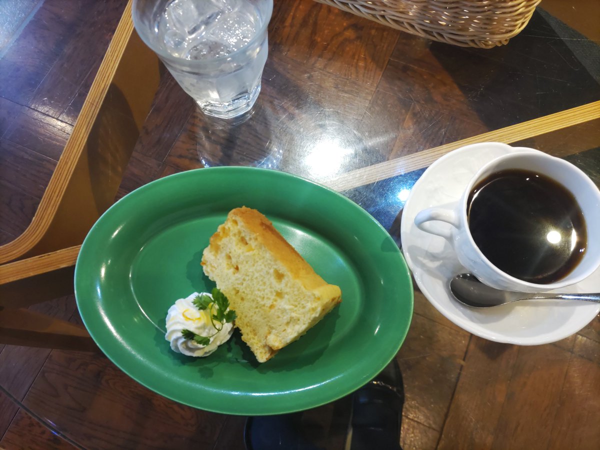 mistblue0319's tweet photo. 昼夜の公演の合間に入ったカフェがオシャレでゆったりしていて、スイーツのオレンジシフォンケーキも美味しかった🍰💗
そして江古田の桜🌸
#cafeEscape https://t.co/5AqkVDKl28