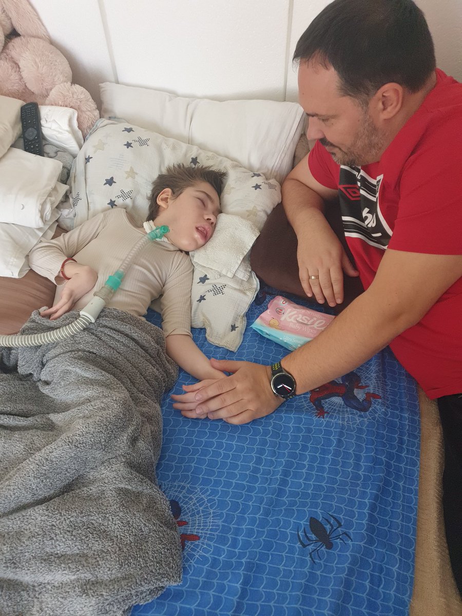 Moj drug Mihajlo!
Drugarstvo koje traje skoro 10 godina. Secam se kako sam ga nosio i uspavljivao dok je Vule spavao kako bi njegova mama mogla malo da odmori.
Secam se kako sam se to vece dok sam mu pricao da bude hrabar slomio i kasnije krisom plakao kao dete jer mi se vratila