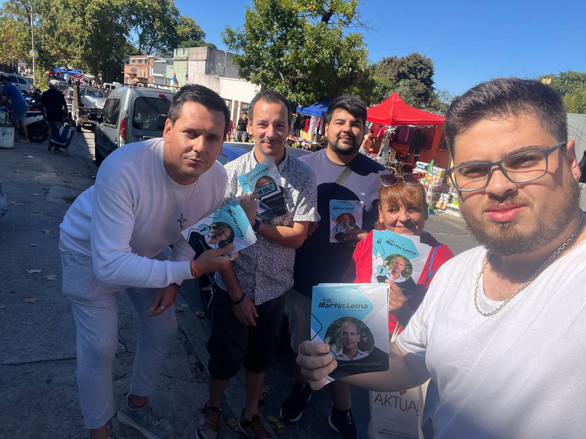 En la feria de la Teja en el municipio A, estamos entregando folletos de la lista 1, en mayo votamos a <a href="/MartinLemaUy/">Martin Lema</a> Intendente.