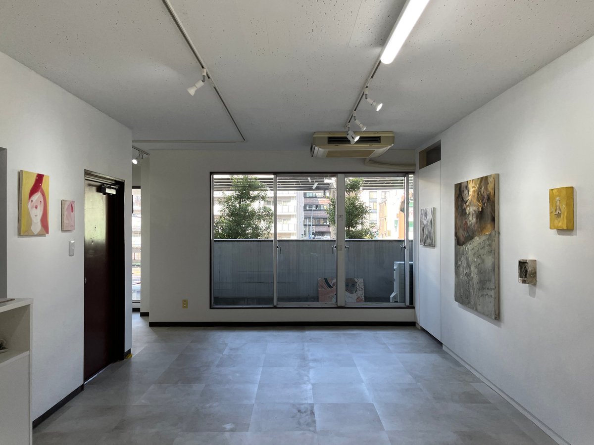 石黒光、シクラトウカ、石踊ミチによる三人展「くしの目のほこり」を江戸川橋のaaploitで見た。写真は石黒（ベランダに置いた絵画）、シクラ、石踊の作品、会場風景。3/30まで。