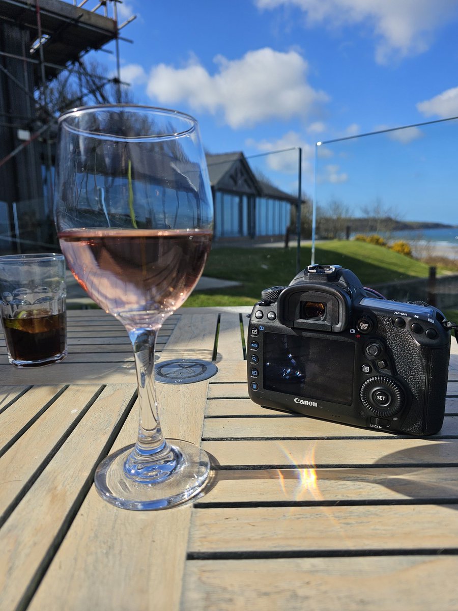 peskydancingkat's tweet photo. In Anglesey...and it's that time of day! #glorious https://t.co/E3TOnZPth6