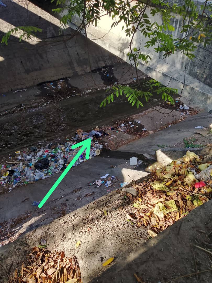 albertoprato02's tweet image. Atentos y pendientes: 08:30am están indicando vía chat qué en las riveras del Guaire, hay una persona tirada, esto  en la entrada de la maternidad vía Caricuao, al parecer guarda relación con el  accidente de esta madrugada a las 2.30 am.