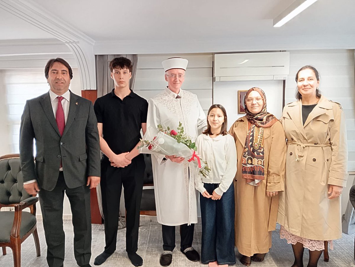 İskeçe Türk Birliği Başkanı Ozan Ahmetoğlu başkanlığındaki Birlik yönetimi Türkiye'nin Gümülcine Başkonsolosluğundaki Bayramlaşma Törenine katılarak, Başkonsolos Aykut Ünal ve eşi İlayda Ünal, Başkonsolosluk mensupları, azınlık kuruluşları yönetici ve soydaşlarla bayramlaştı.