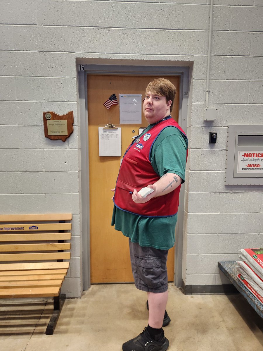 forjared1566's tweet photo. We're showing everyone the power of Mr. Clean Magic Erasers at your Marietta Lowe's! Let Casey show you how great they really are! https://t.co/Z7LooMCHnn