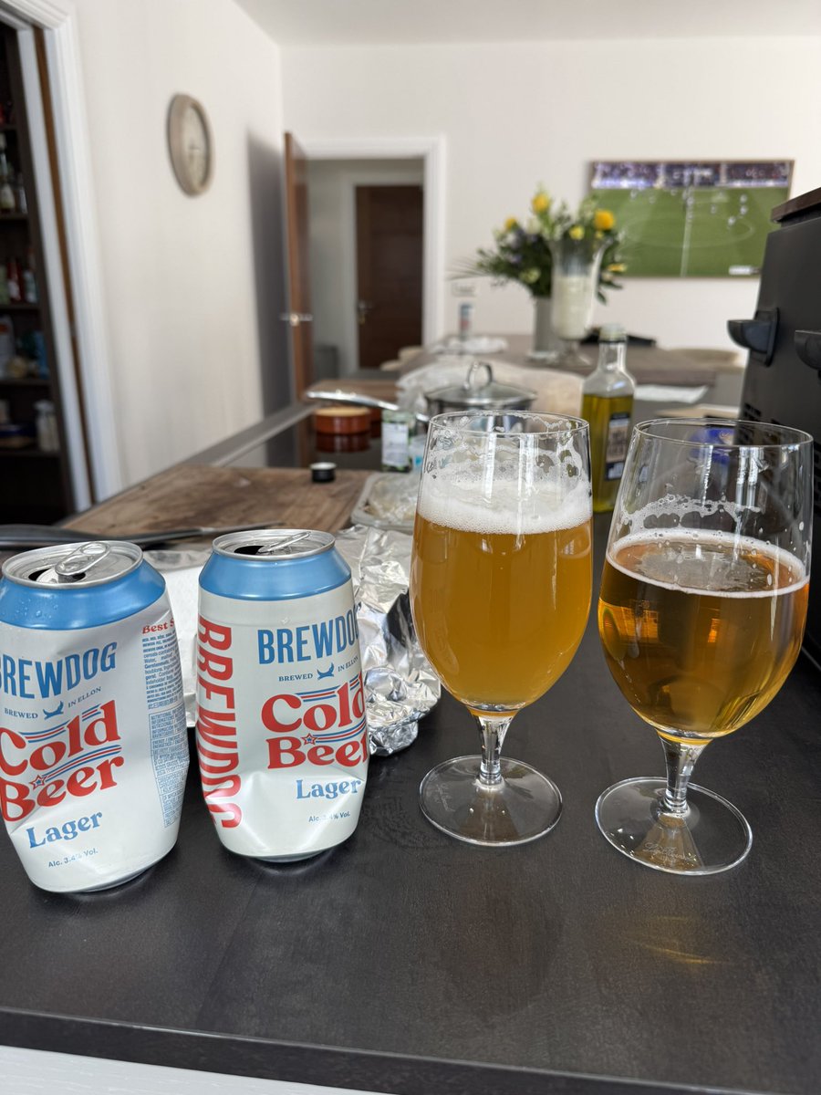 damonrands's tweet photo. @BrewDog  how odd, just poured 2 cans of cold beer spot the difference 🤷🏻‍♂️any ideas https://t.co/mqkQAdodiv