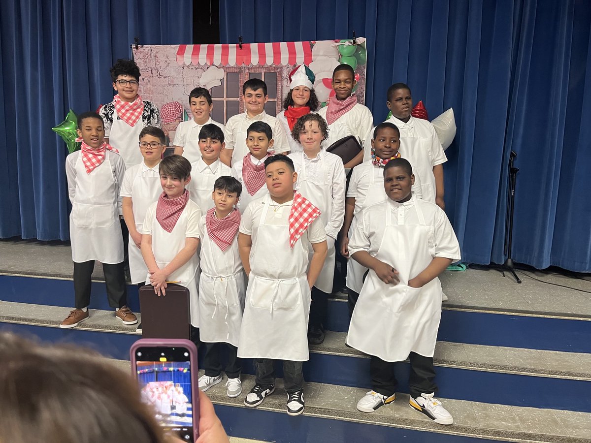 Balchbears1's tweet photo. Friday was the fifth graders turn to serve the community as waitstaff, hosts, and pastry chefs. Another great night at the Balch School. #BeALearningChampionHere ⁦@NorwoodSchools⁩ https://t.co/S6F8adLv8o