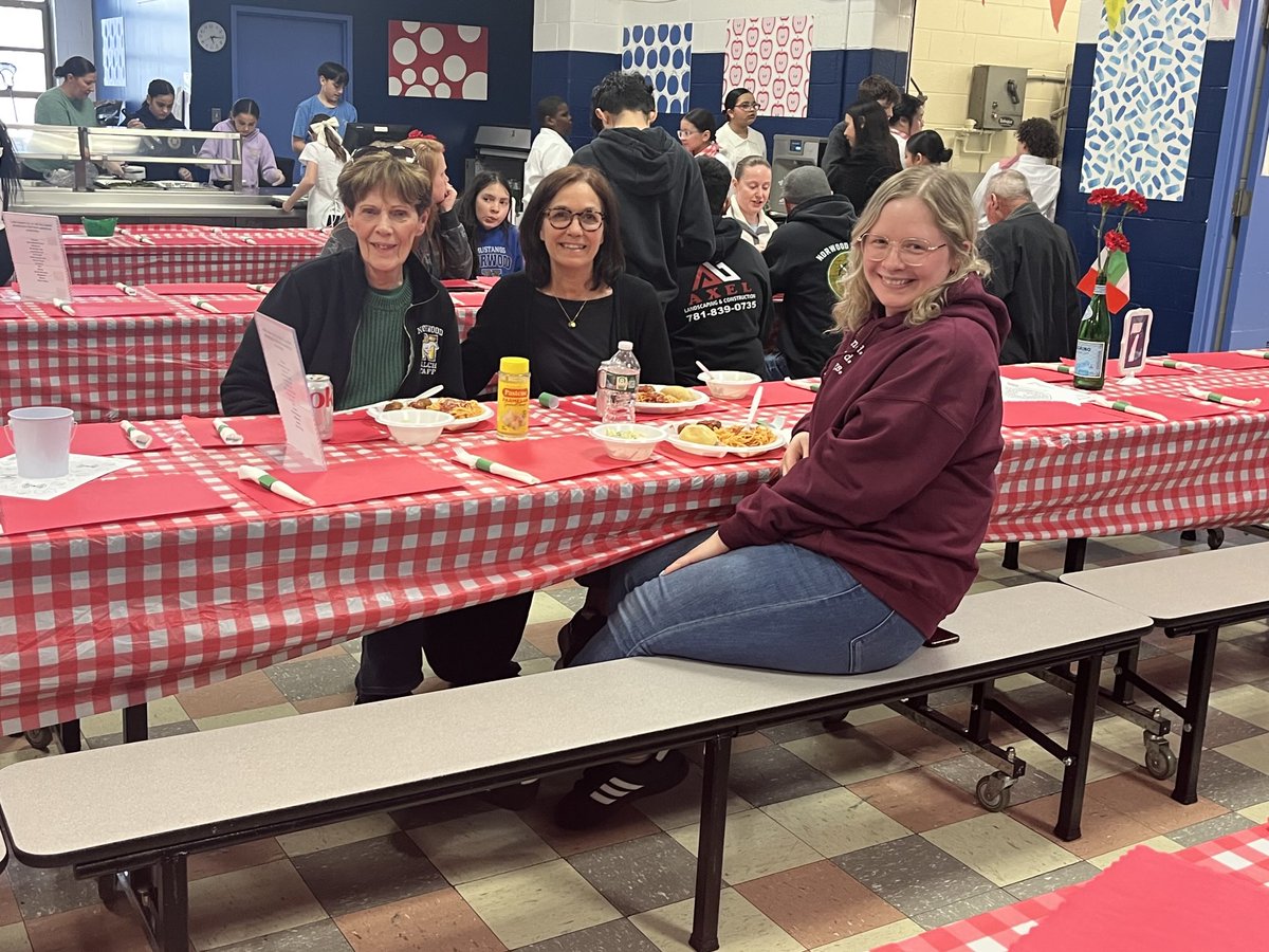 Friday was the fifth graders turn to serve the community as waitstaff, hosts, and pastry chefs. Another great night at the Balch School. #BeALearningChampionHere ⁦<a href="/NorwoodSchools/">NPS</a>⁩