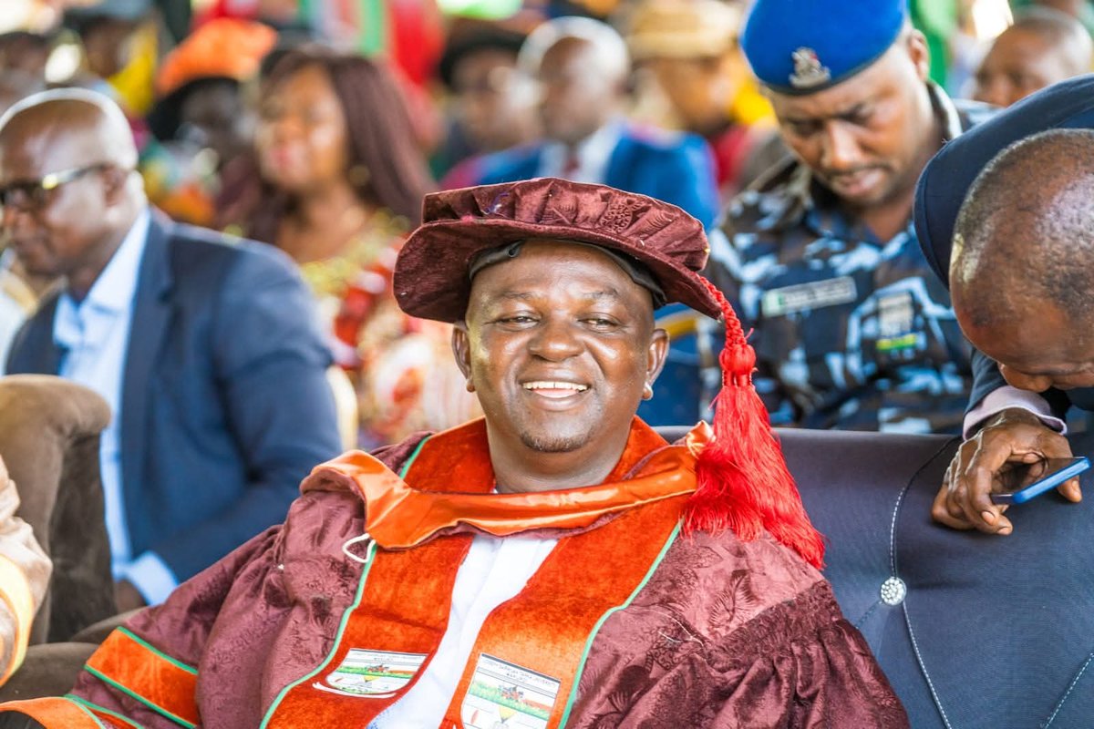 terlumun_utsev's tweet photo. My humble self, the Tor Tiv HRH Prof James Ortese Ayatse and other dignitaries at  the 26th,27th,28th,29th,30th,31st combined convocation ceremonies of the Joseph Saawuan Tarka University held today at the University in Makurdi, Benue State. https://t.co/j2bn9SkdkQ
