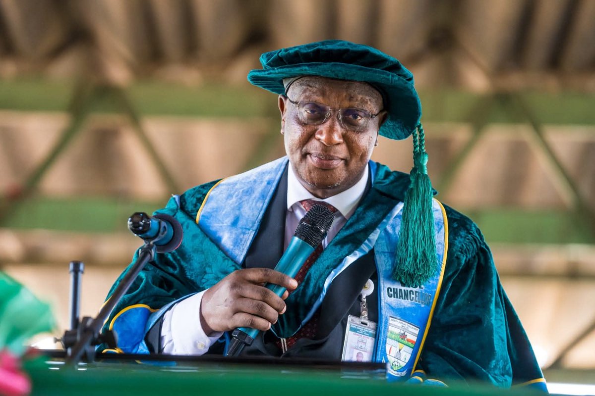 terlumun_utsev's tweet photo. My humble self, the Tor Tiv HRH Prof James Ortese Ayatse and other dignitaries at  the 26th,27th,28th,29th,30th,31st combined convocation ceremonies of the Joseph Saawuan Tarka University held today at the University in Makurdi, Benue State. https://t.co/j2bn9SkdkQ