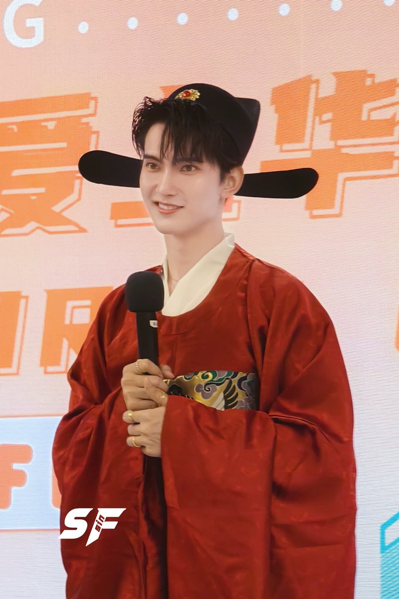 Sifei_Sin's tweet photo. 发现自己没拍几张照，全都是录像😂但是First这身状元郎的打扮太好看��😍😍😍😍🧡🧡🧡❤️❤️❤️#First_Chalongrat #รักแรกของเฟริสท์ https://t.co/whA5eydw9s