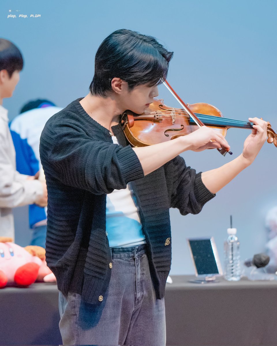 🖤 250330 🎼🎻
좋은 느낌을 주는 재영+바이올린

#온앤오프 #ONF #와이엇 #WYATT #심재영 #JustFeelWYATT <a href="/WM_ONOFF/">온앤오프 (ONF)</a>