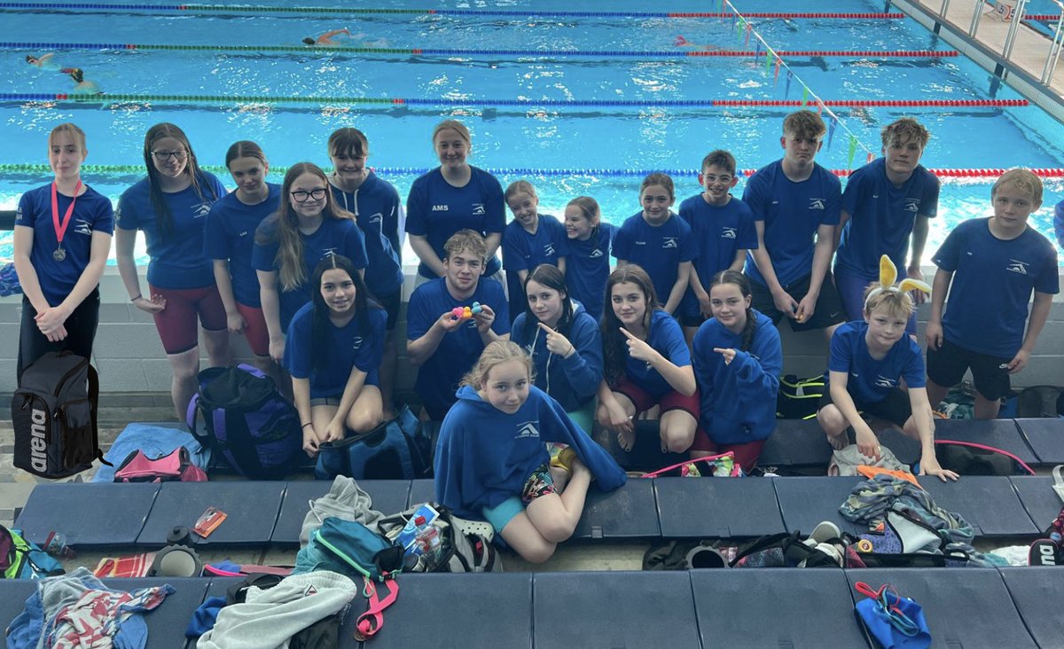 AcademySwimTeam's tweet photo. Last session at this year's Yeovil Spring Fling, team still going strong despite some 1 less hour's sleep than normal fatigue setting in. The Academy Swim Team are still delivering some great swim's along with some good duck throwing during the last interval. https://t.co/fvazEhRDtQ