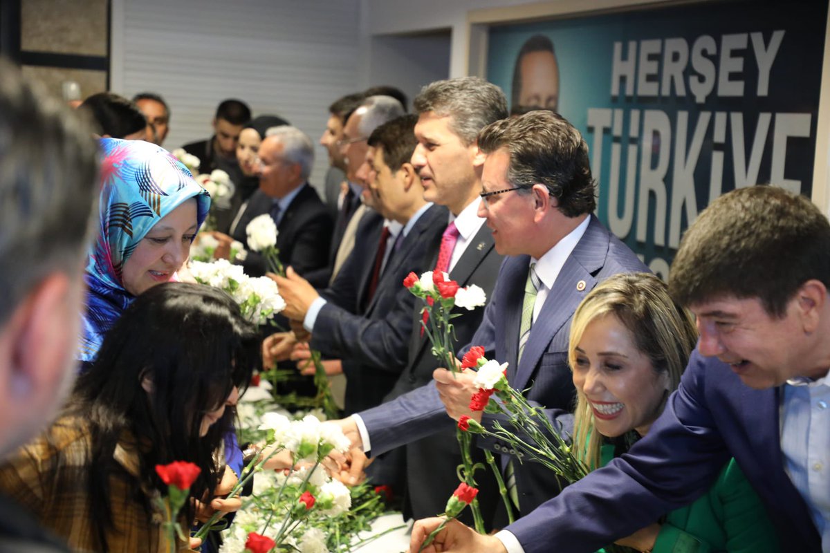 akpartiantalya7's tweet photo. Ramazan Bayramı geleneklesel bayramlaşmamızı;
MKYK Üyelerimiz, İl Başkanımız, Milletvekillerimiz, İlçe Başkanlarımız, teşkilatlarımız ve hemşehrilerimizin katılımıyla gerçekleştirdik. 

Ramazan Bayramımız mübarek olsun 🌙 https://t.co/TzacIBT0dH