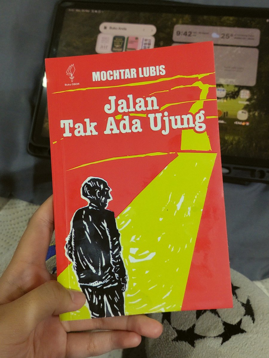 imebeingreader's tweet image. Buku yg akan menemani ku 3 hari kedepan dirumah nenek 🖐🏻😆