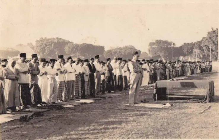 Muhammadiyah telah mempelopori pelaksanaan shalat Id (Idulfitri dan Iduladha) di tanah lapang pada tahun 1926, awalnya di Alun-alun Utara Yogyakarta, sebagai wujud pengamalan sunnah Rasulullah SAW dan gerakan tajdid (pemurnian) ajaran.
