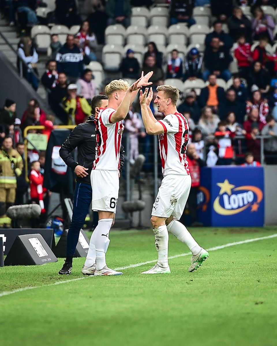 CRACOVIA (@kscracoviasa) on Twitter photo Wczoraj w pierwszym zespole Pasów zadebiutował adept <a href="/AkademiaKSC/">Akademia KS Cracovia SA</a> – Oskar Wójcik. ⚪️🔴
Wujo, gratulacje! 👏 Wczoraj w pierwszym zespole Pasów zadebiutował adept <a href="/AkademiaKSC/">Akademia KS Cracovia SA</a> – Oskar Wójcik. ⚪️🔴
Wujo, gratulacje! 👏