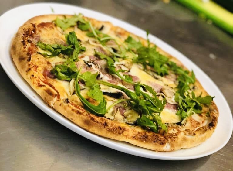 Manche sagen, sie haben bei uns die beste Pizza ihres Lebens gegessen.
Andere sagen: „War ok.“
Wir sagen gar nichts.
Komm vorbei und finde deine eigene Meinung. Majestros Pizza Weimar. 

Ettersburger Straße 11, Weimar, Germany