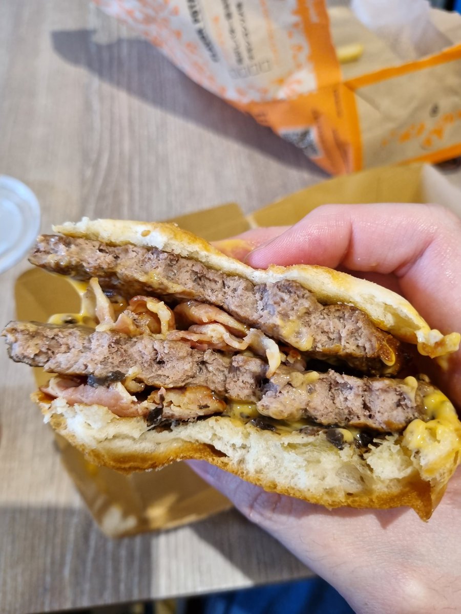 Today, I got scammed in Japan. I thought this would be a fancy baconator which was an upgrade to what I ate on a weekly basis when I was living in the US but these are some of the driest ass patties Ive ever eaten. I want my stomach space back to eat other better stuff. 😭